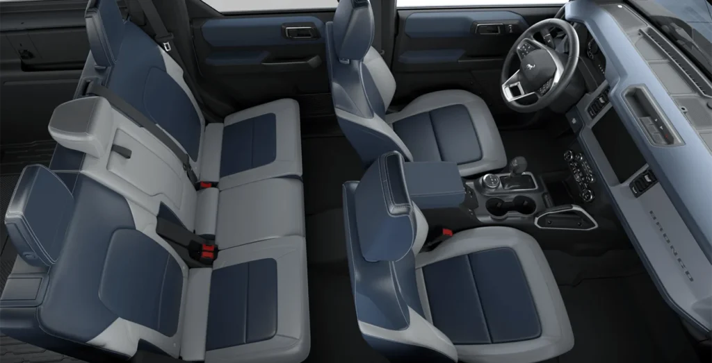 FORD-Bronco-Outer-Banks-2.7-EcoBoost-V6-335CV-interior-trasera.webp